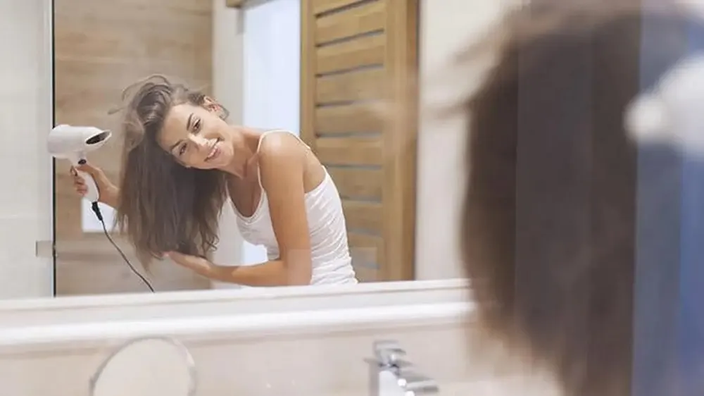 mengeringkan rambut menunduk
