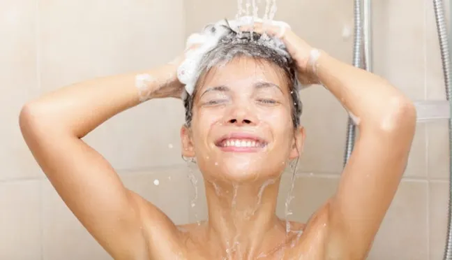 Keramas dengan air suam-suam kuku